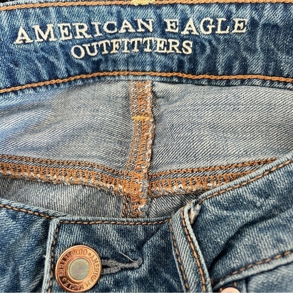 American Eagle Tomgirl Distressed Denim Patched Jeans Size 2 - Picture 9 of 10